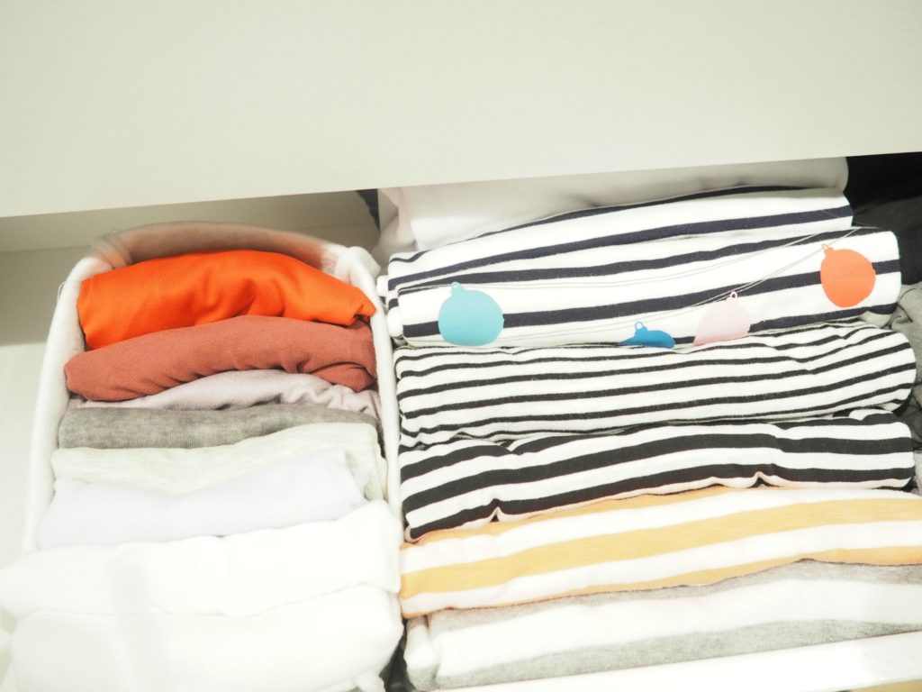 Shirts ziemlich klein falten, halbieren und wie ein kleines Päckchen hochkant in einen Korb legen