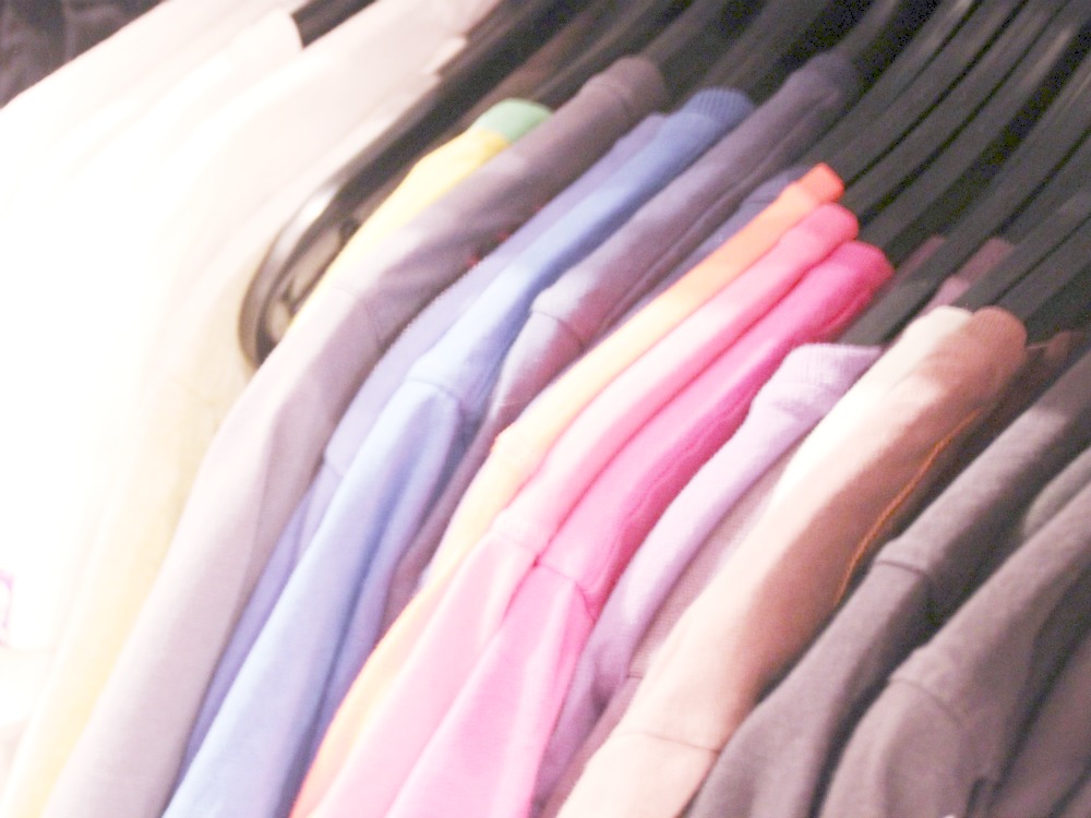 T-Shirts auf Kleiderbuegeln