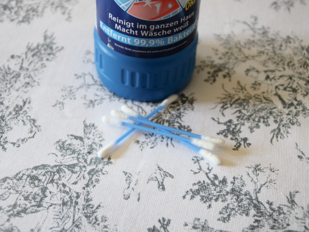 Flecken aus weißer Wäsche entfernen
