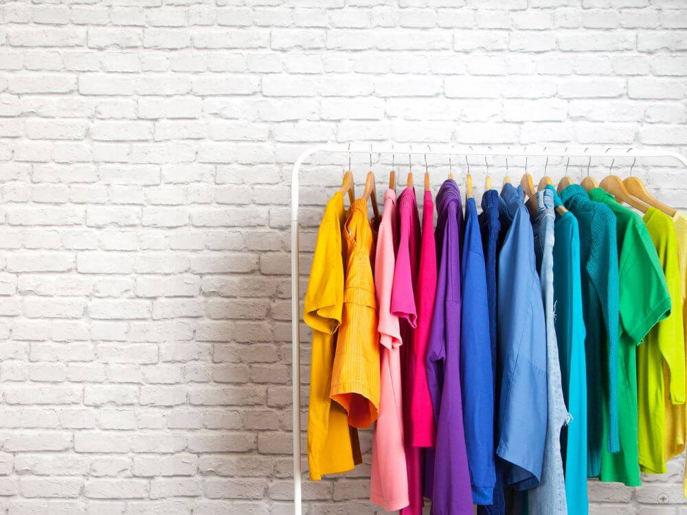 Kleidung nach Farben sortieren