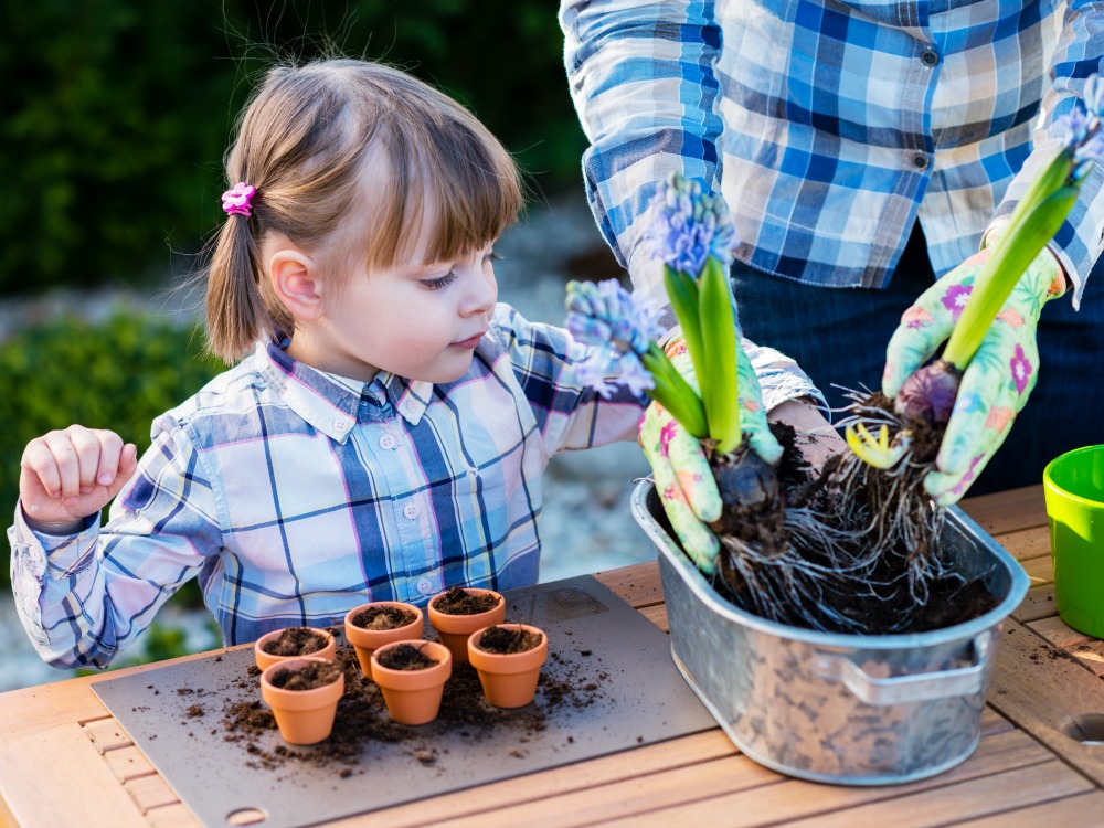 Kinder helfen im Haushalt