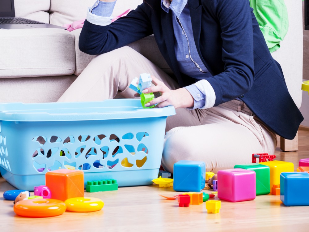 Kinder helfen im Haushalt