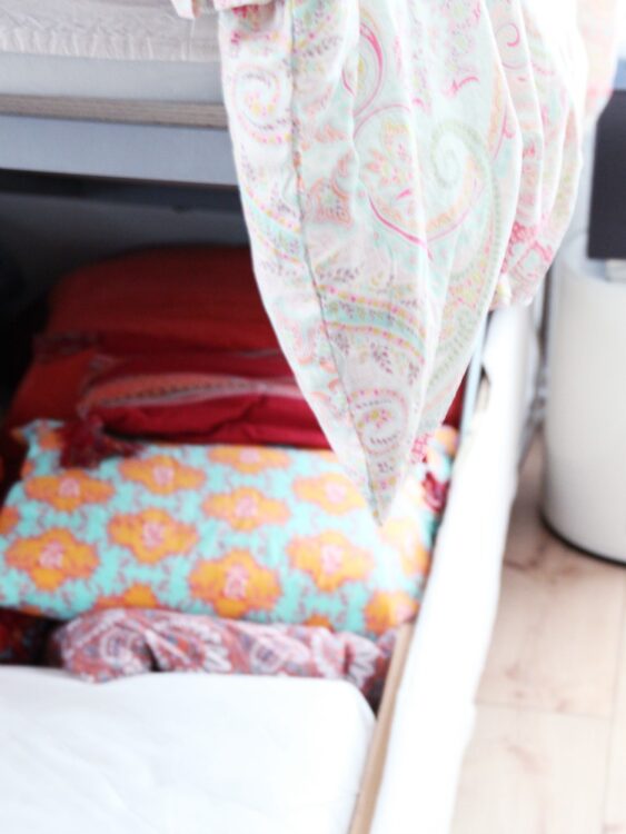 Stauraum unter dem Bett