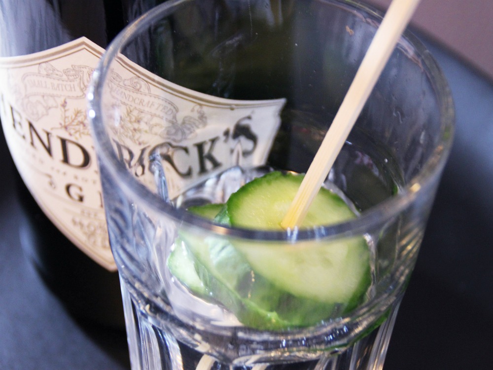 Hoch die Tassen, Prost und weg damit!