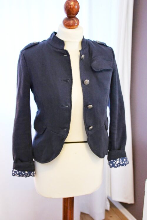 ackenblazer aus Denim. Die Ärmel sind etwa lang, damit man beim Umkrempeln das süße Muster sehen kann.