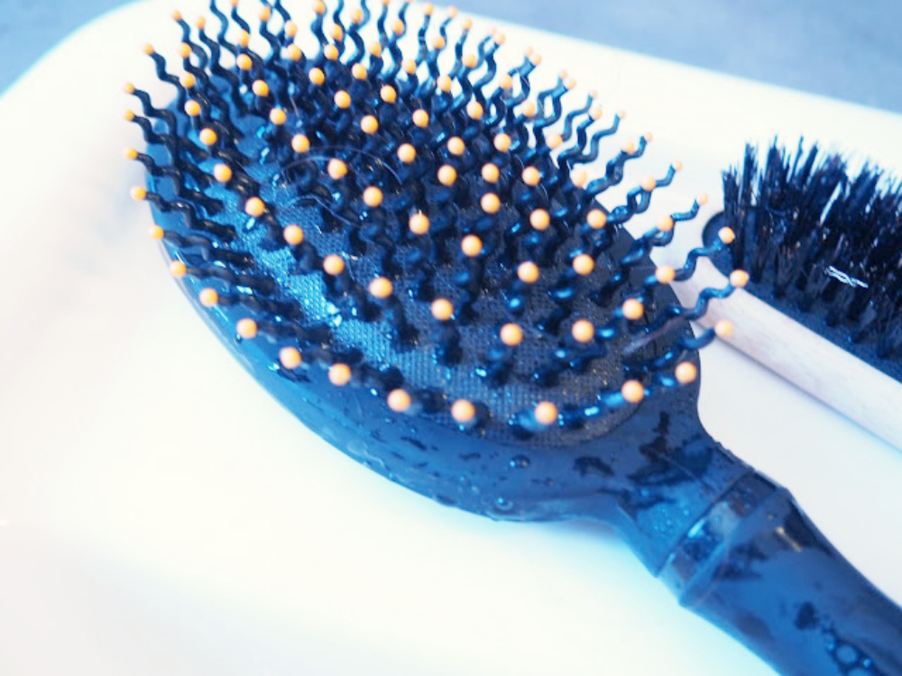 Haarbürste reinigen mit Rasierschaum