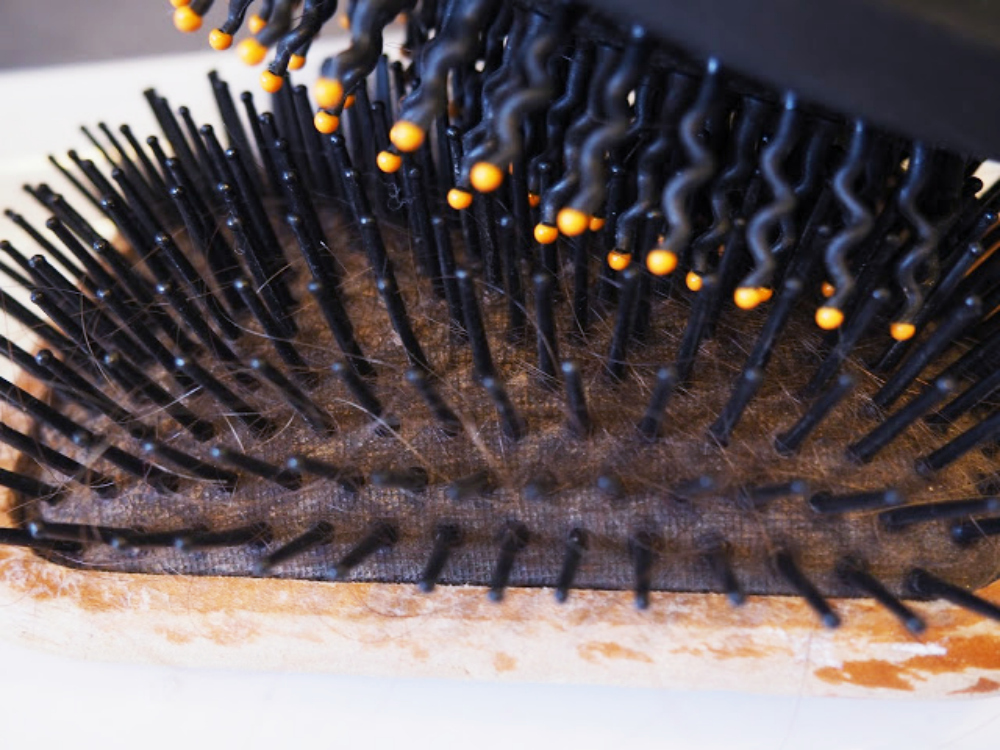 Haarbürsten reinigen mit Rasierschaum