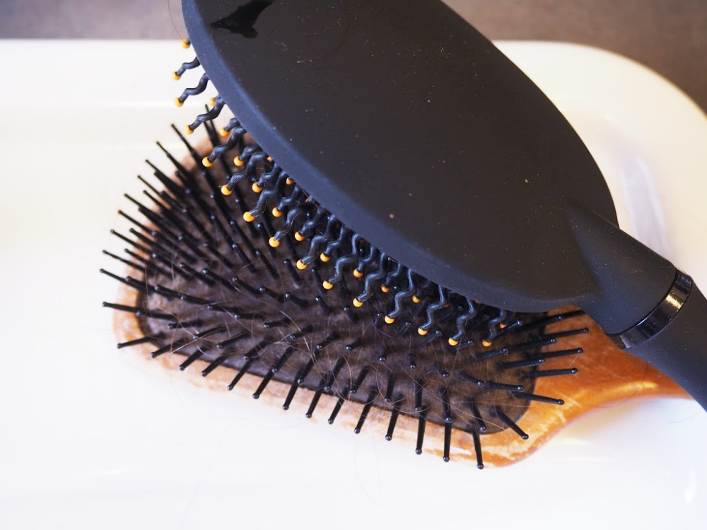 Haarbürste reinigen mit Rasierschaum