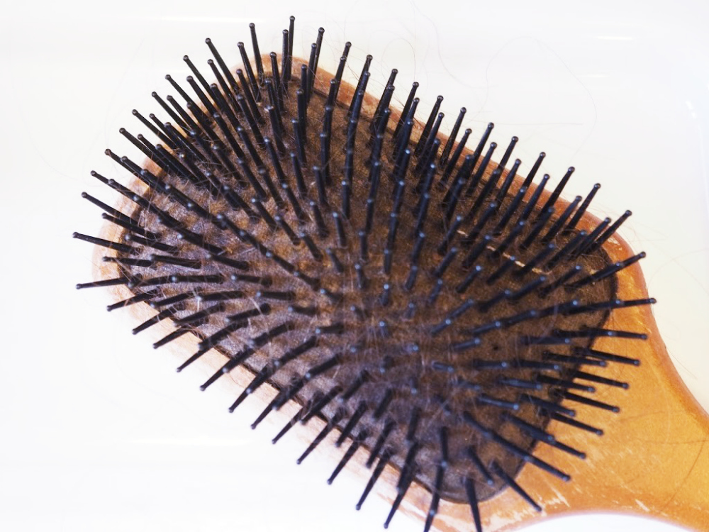 Haarbürsten reinigen mit Rasierschaum