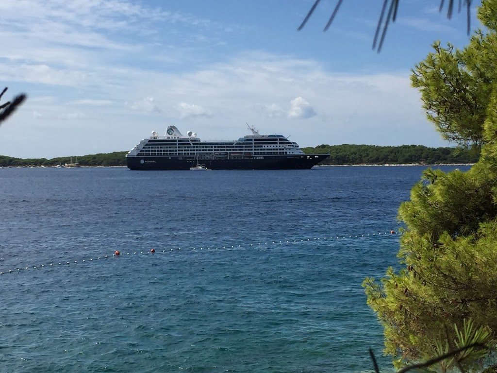 Kreuzfahrtschiff beim Landgang