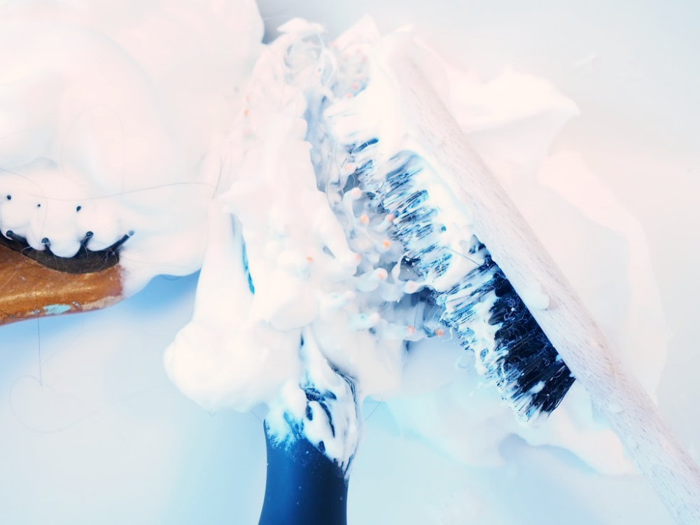 Haarbürsten reinigen mit Rasierschaum