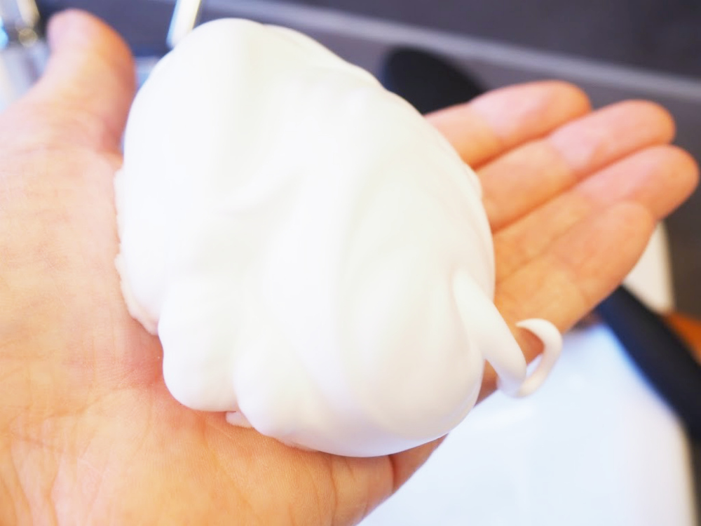 Haarbürsten reinigen mit Rasierschaum