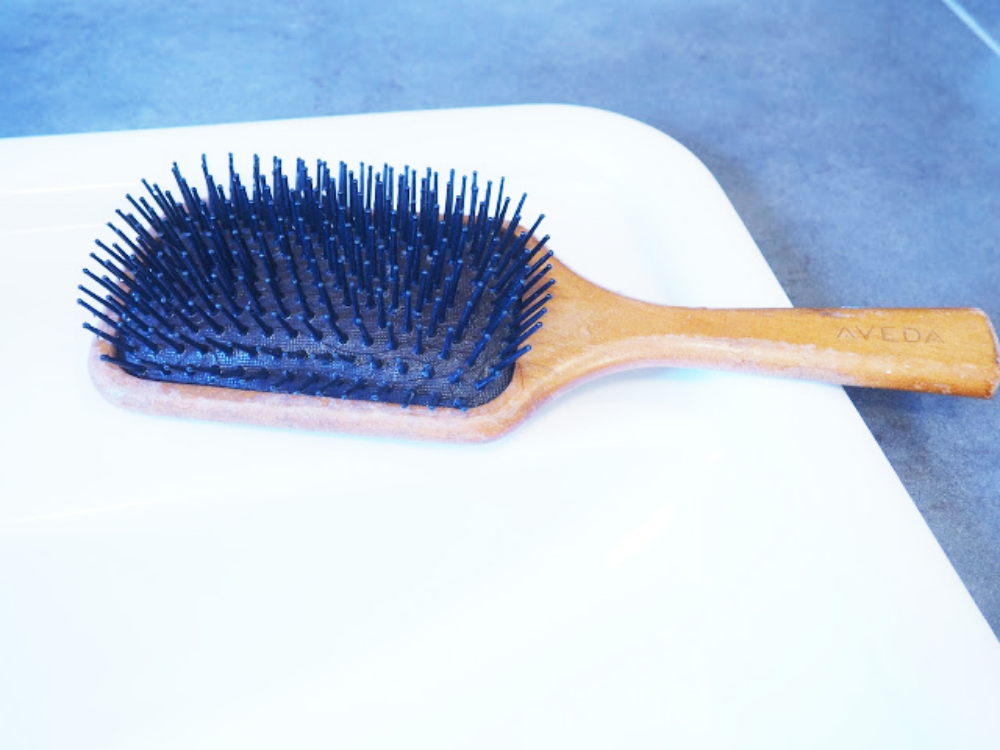 Haarbürsten reinigen mit Rasierschaum