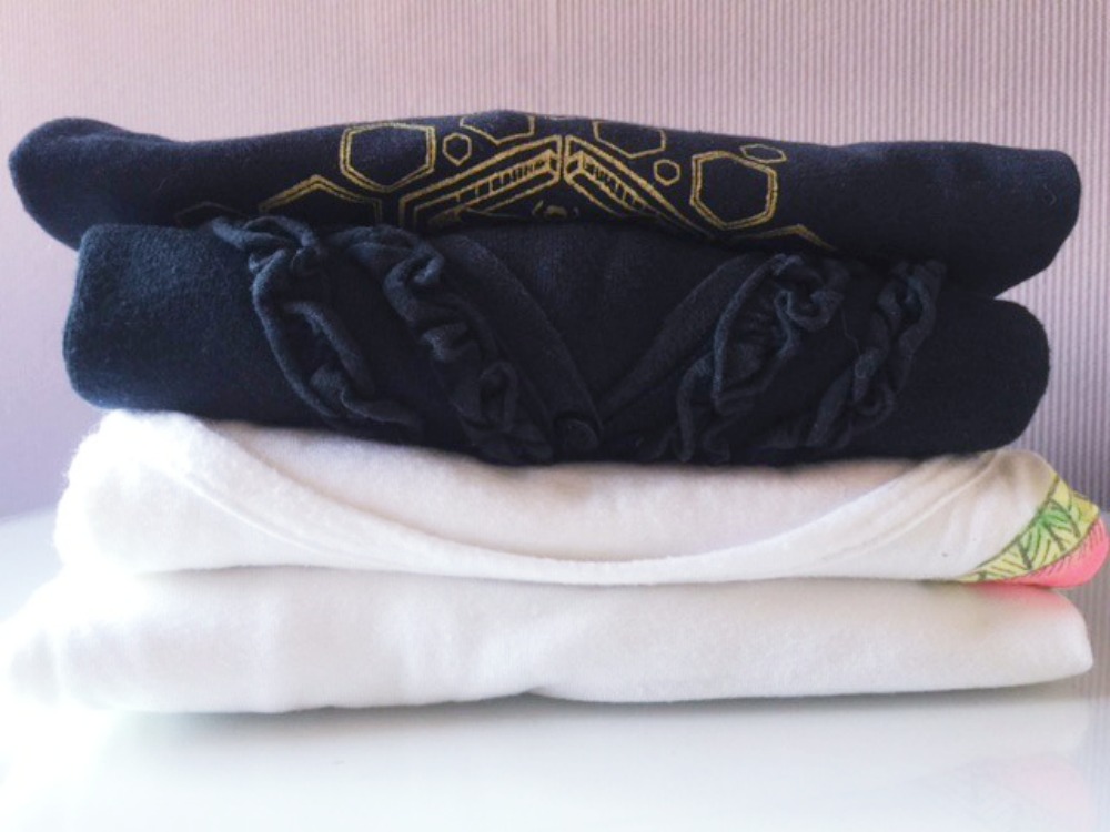 Shirts für den Koffer falten