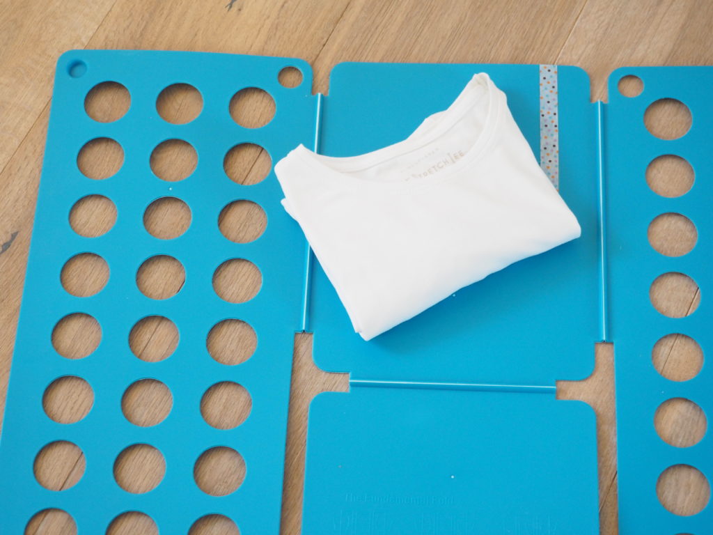 Shirts falten mit Falthilfe