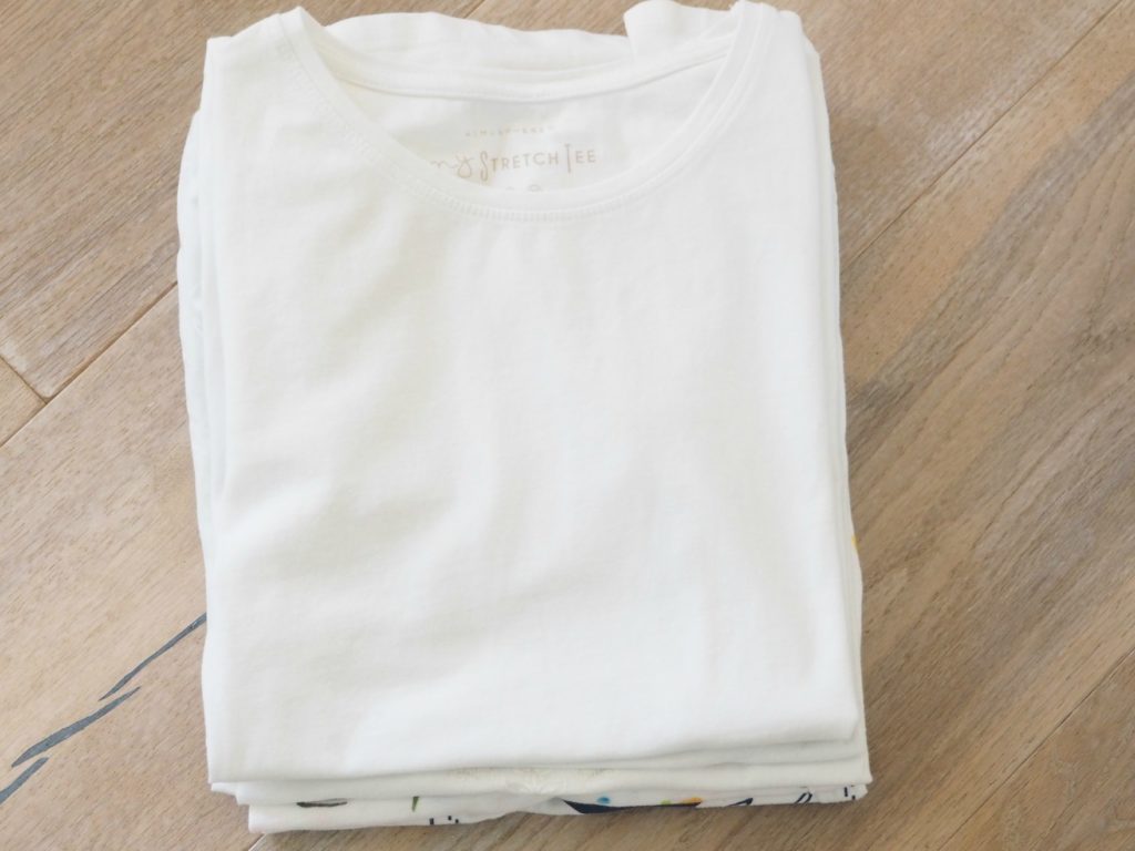 Tshirt-Stapel mit Falthilfe