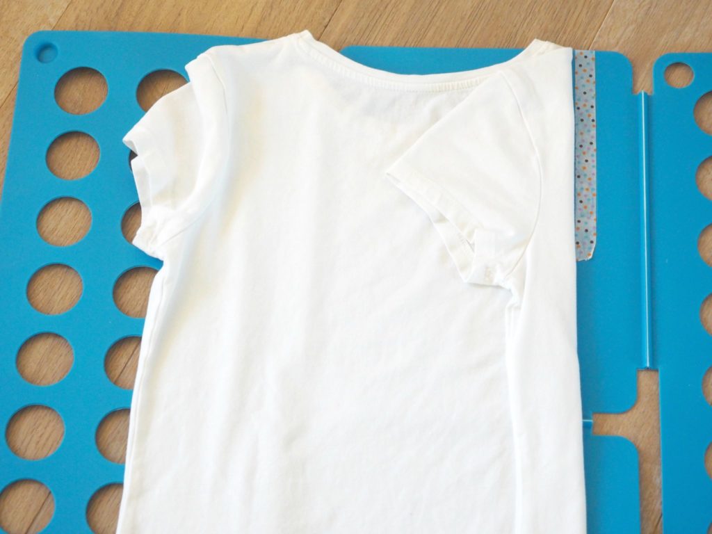 Shirts falten mit Falthilfe