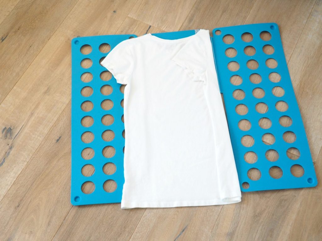 Shirts falten mit Falthilfe