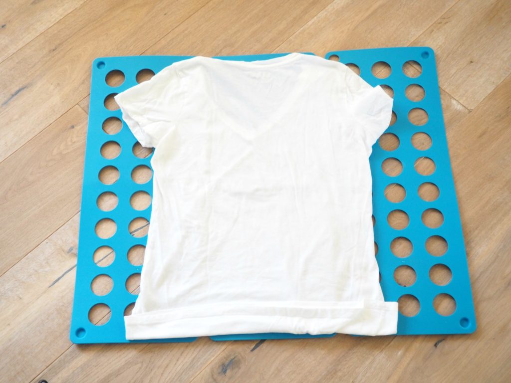 T-Shirt mit Faltbrett falten