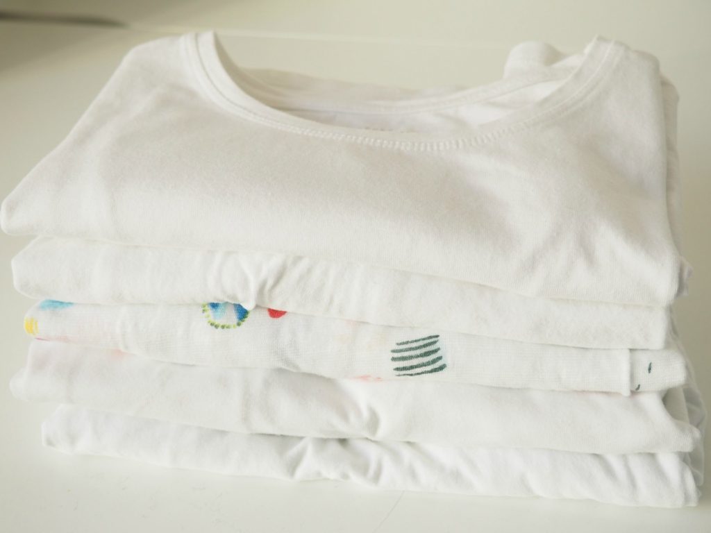 T-Shirt mit Faltbrett klein falten