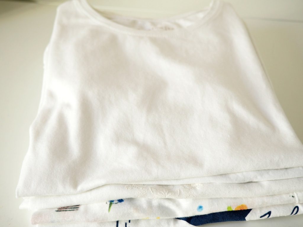 Shirts falten mit Falthilfe