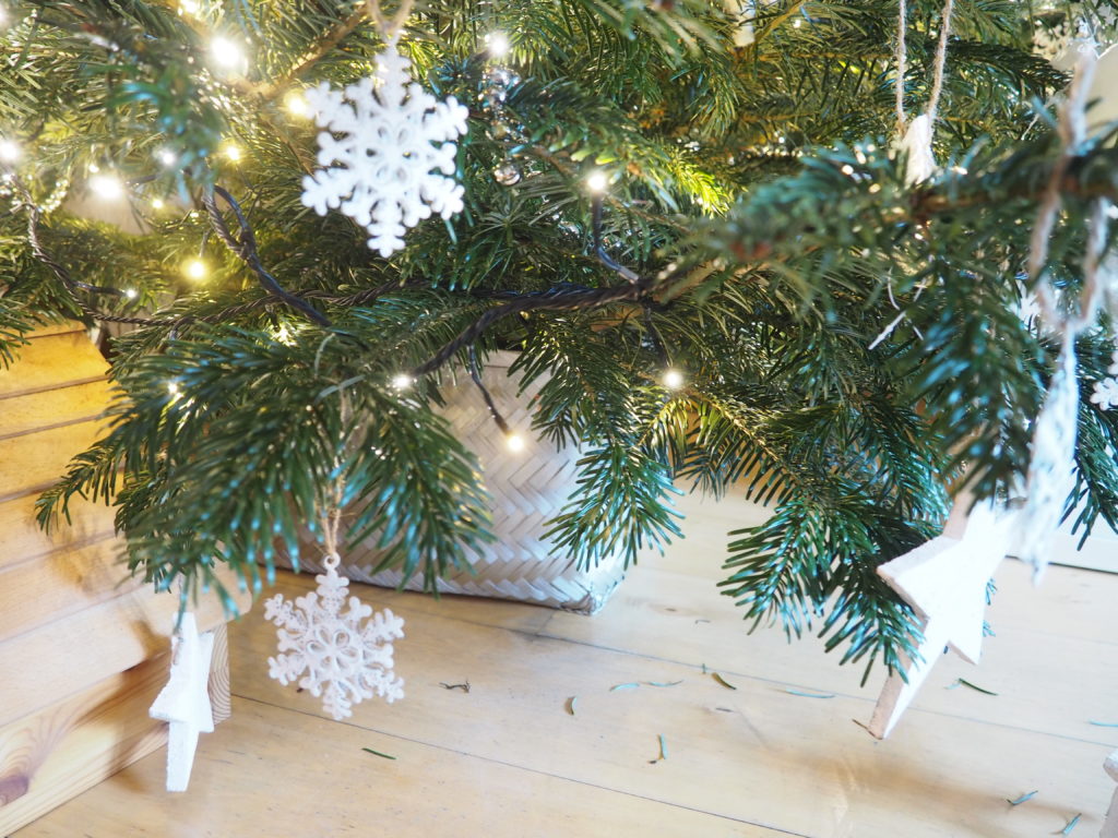 Weihnachtsbaum im Korb