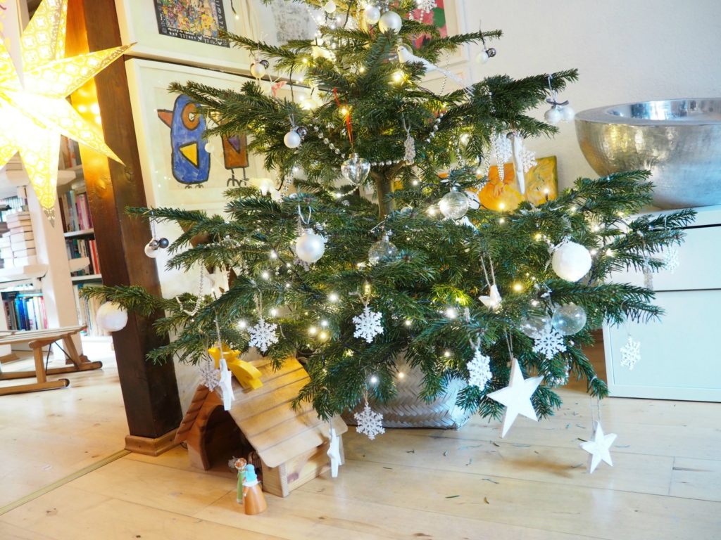 Weihnachtsbaum im Korb