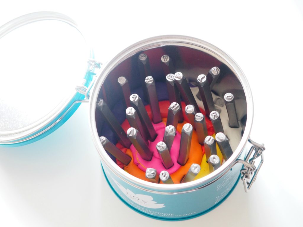 Schlagbuchstaben in Knete