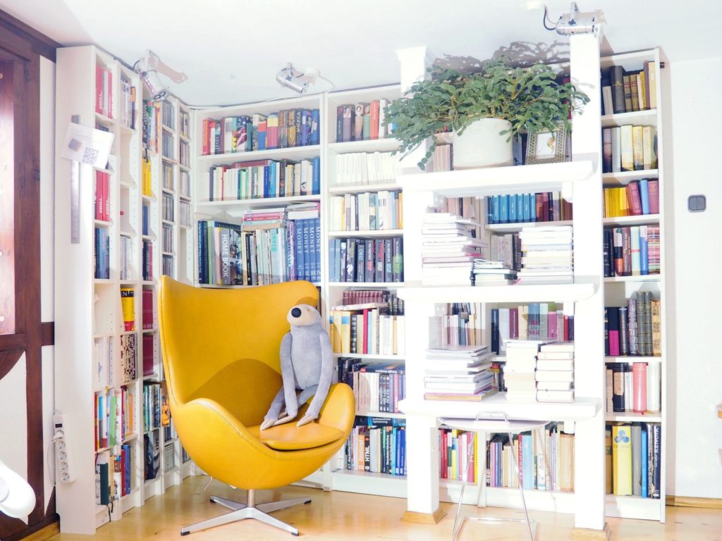 aufgeräumtes Bücherregal