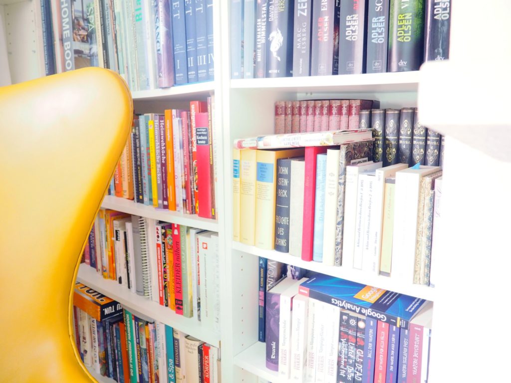 aufgeräumtes Bücherregal