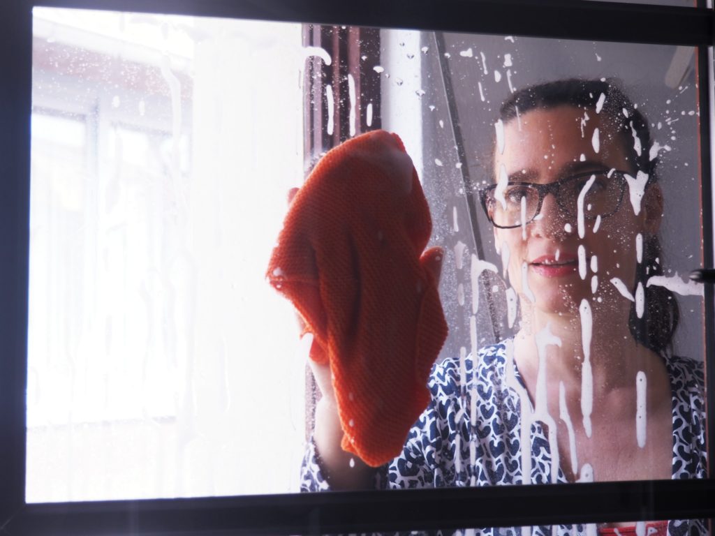 Fenster putzen mit dem Leifheit-Fenstersauger-DryClean 