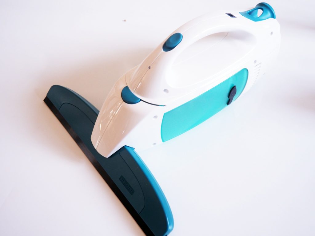 Fenster saugen mit dem Leifheit-Fenstersauger-DryClean 