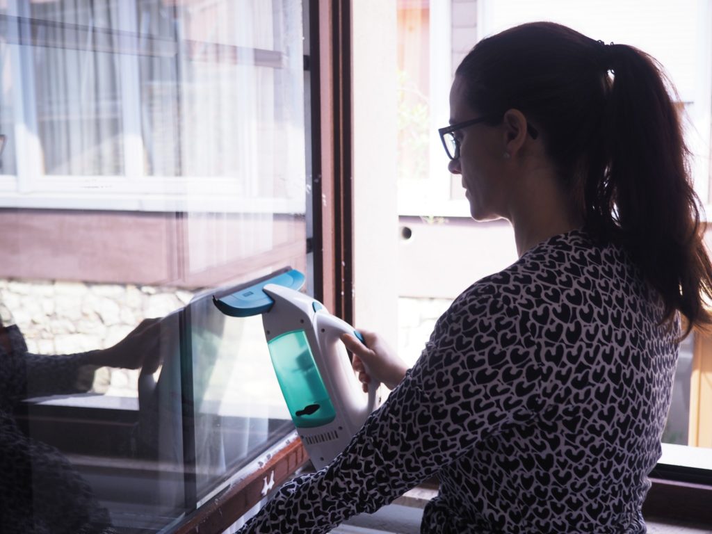 Fenstersaugen mit dem Leifheit-Fenstersauger-DryClean 