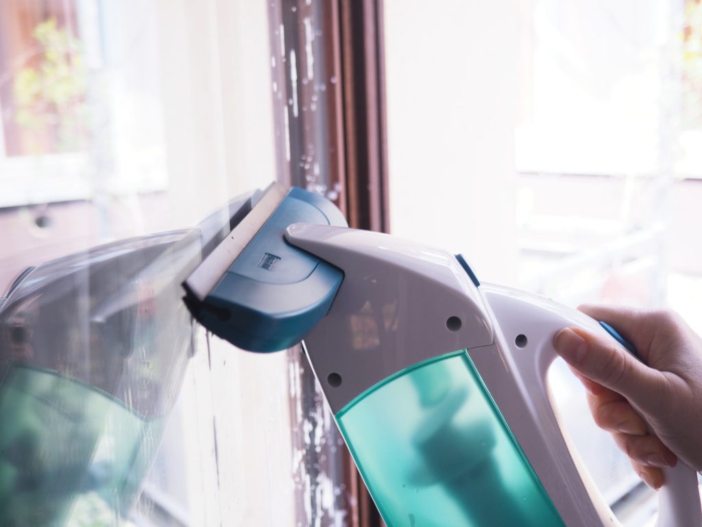 Fenster saugen mit dem Leifheit-Fenstersauger-DryClean 