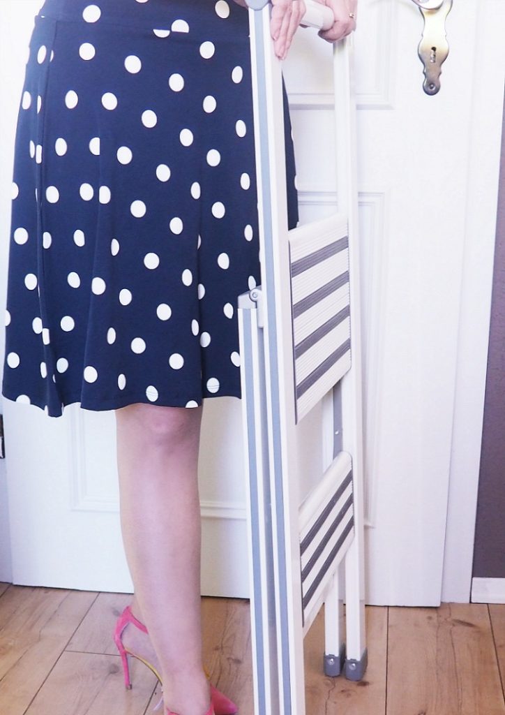 Schmale Trittleiter von Wenko für den begehbaren Kleiderschrank