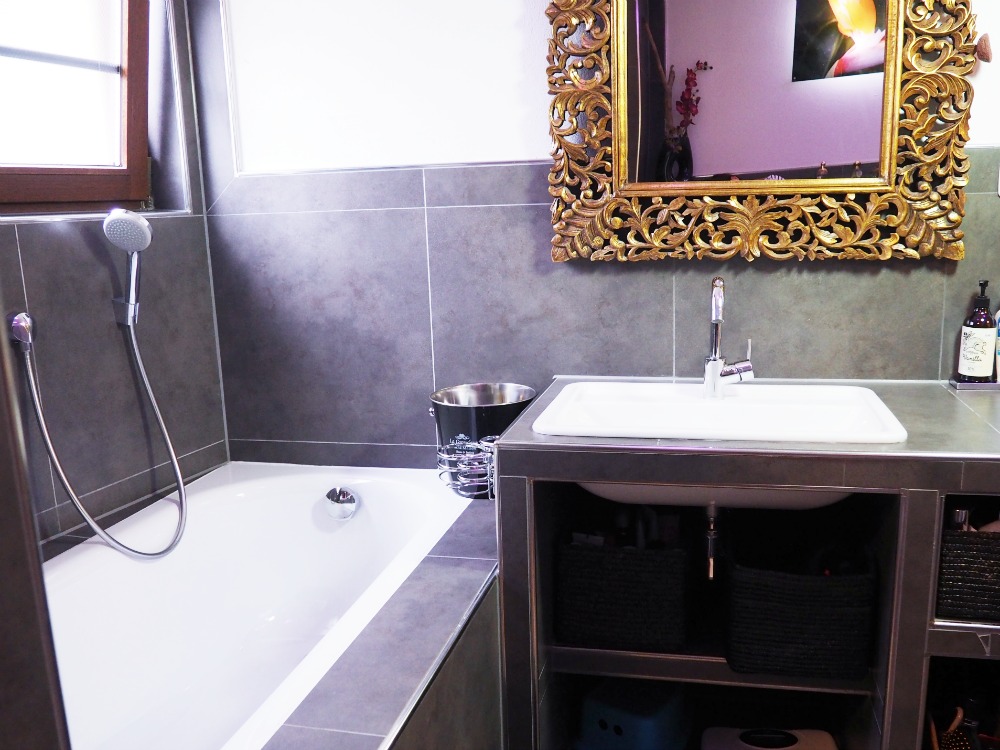 Unsere kleine "Waschküche" Der entstandene riesige Raum wurde nun abgeteilt und quasi zur Miniwaschküche erklärt. Da stehen nun hinter einem Wandvorsprung unsere Waschmaschine, der Trockner und zwei große Schränke für Handtücher, Toilettenpapier und Bügeleisen. Sehr praktisch! Der Badteil ist von der Aufteilung nicht wirklich spektakulär, aber uns war der Platz, der Bewegungsfreiraum sehr wichtig.