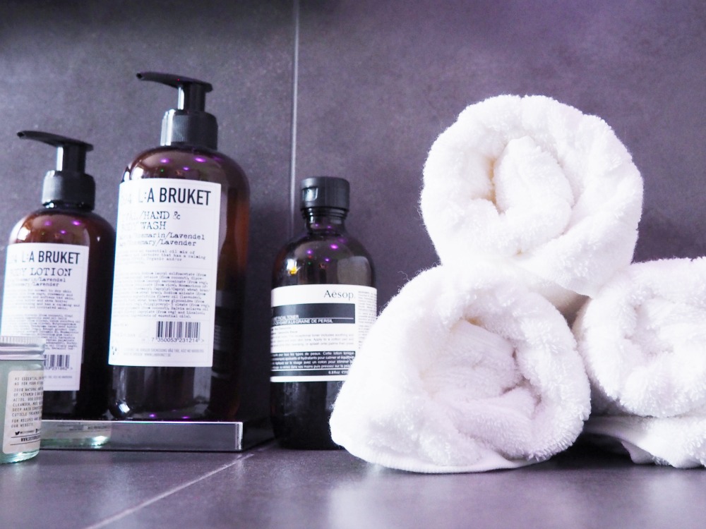 Unsere kleine "Waschküche" Der entstandene riesige Raum wurde nun abgeteilt und quasi zur Miniwaschküche erklärt. Da stehen nun hinter einem Wandvorsprung unsere Waschmaschine, der Trockner und zwei große Schränke für Handtücher, Toilettenpapier und Bügeleisen. Sehr praktisch! Der Badteil ist von der Aufteilung nicht wirklich spektakulär, aber uns war der Platz, der Bewegungsfreiraum sehr wichtig.