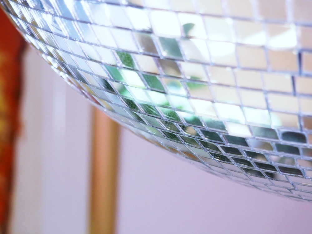 Schlitten und Discokugel