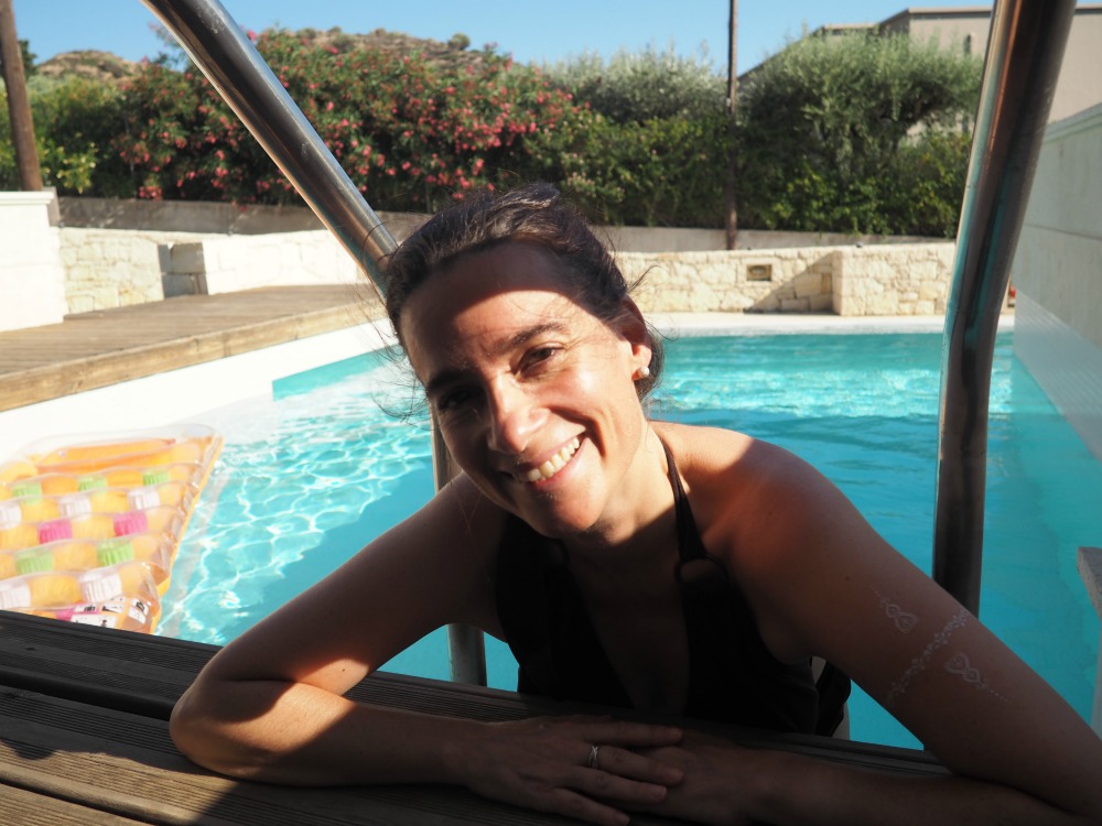 am Pool mit Buch Nähideen, die Ordnung schaffen