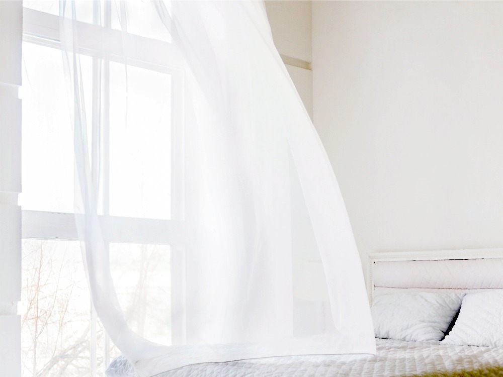 Das Schlafzimmer für die warme Jahreszeit fit machen: im Sommer besser schlafen, mehr Energie & Gesundheit