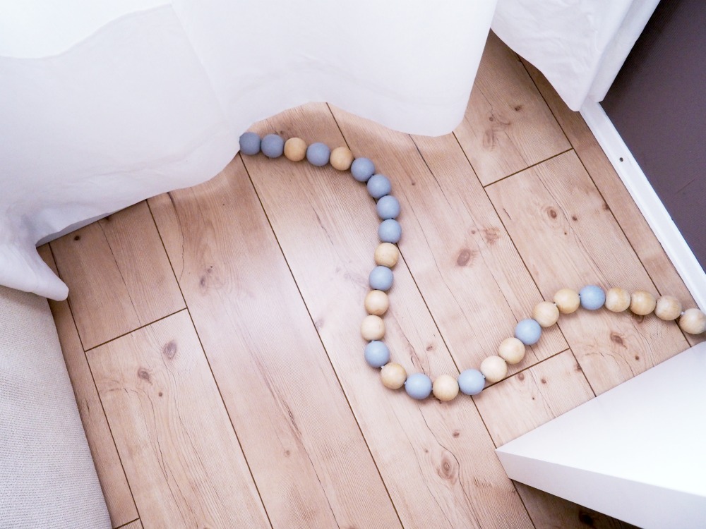 Hässliche Kabel im Schlafzimmer (und auch anderswo) verschwinden lassen – Kabel verschönern