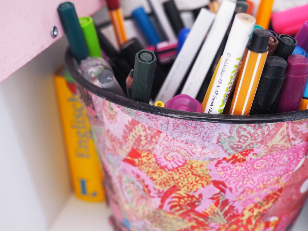 Kinderschreibtisch aufräumen