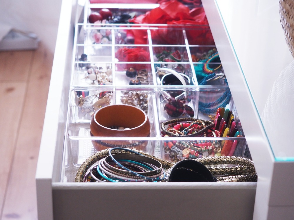 Mein Schlafzimmer wird aufgeräumt: Ordnung in der Schublade – Schmuck aufbewahren