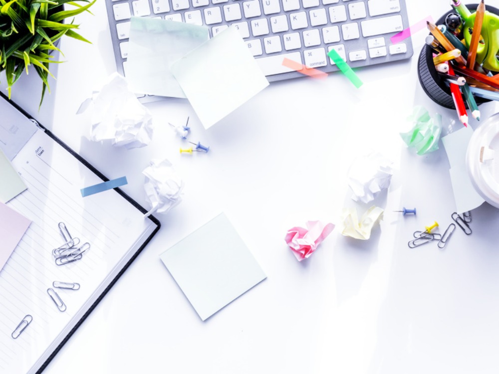 7 Schritte für ein aufgeräumtes Büro & Tipps bei Überforderung