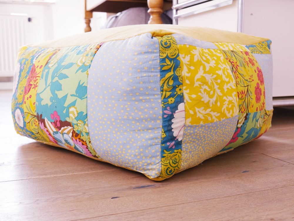 Alte Kopfkissen Upcycling – eine neuer Sitzpouf für das Wohnzimmer