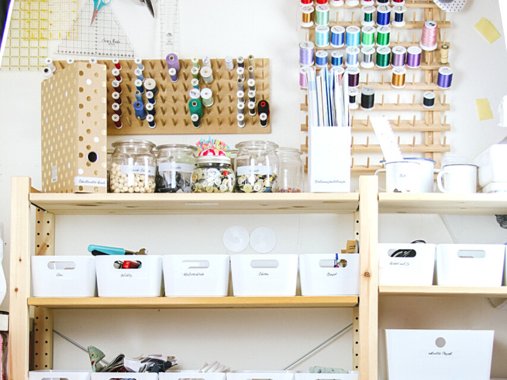 Label für die Nähsachen: schön beschriftet und ordentlich verstaut