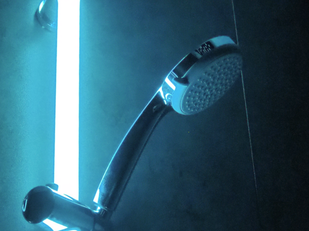 Die LED Duschstange bringt Licht und Wellness in die Dusche