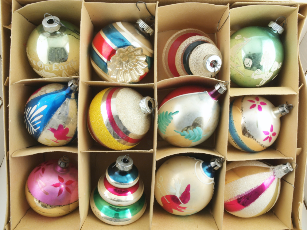 Weihnachtsdeko verstauen