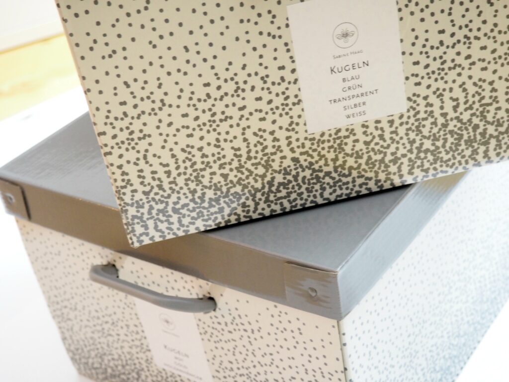 Weihnachtsdeko verstauen