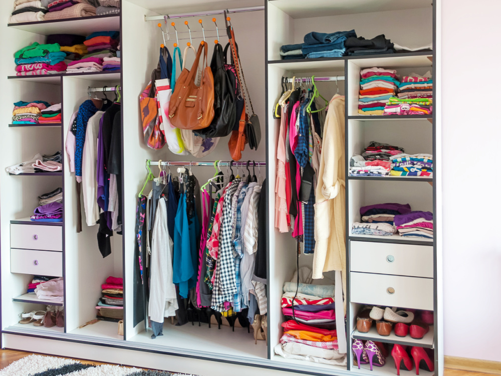 Schuhe im Kleiderschrank